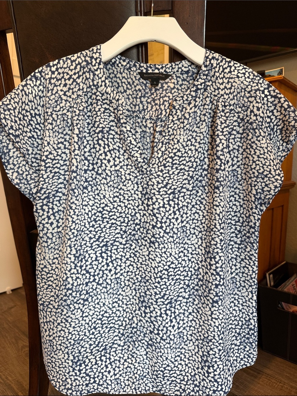 BANANA REPUBLIC SHEER/LIGHTWEIGHT BLOUSE WOMANS SZ.S ANIMAL PRINT